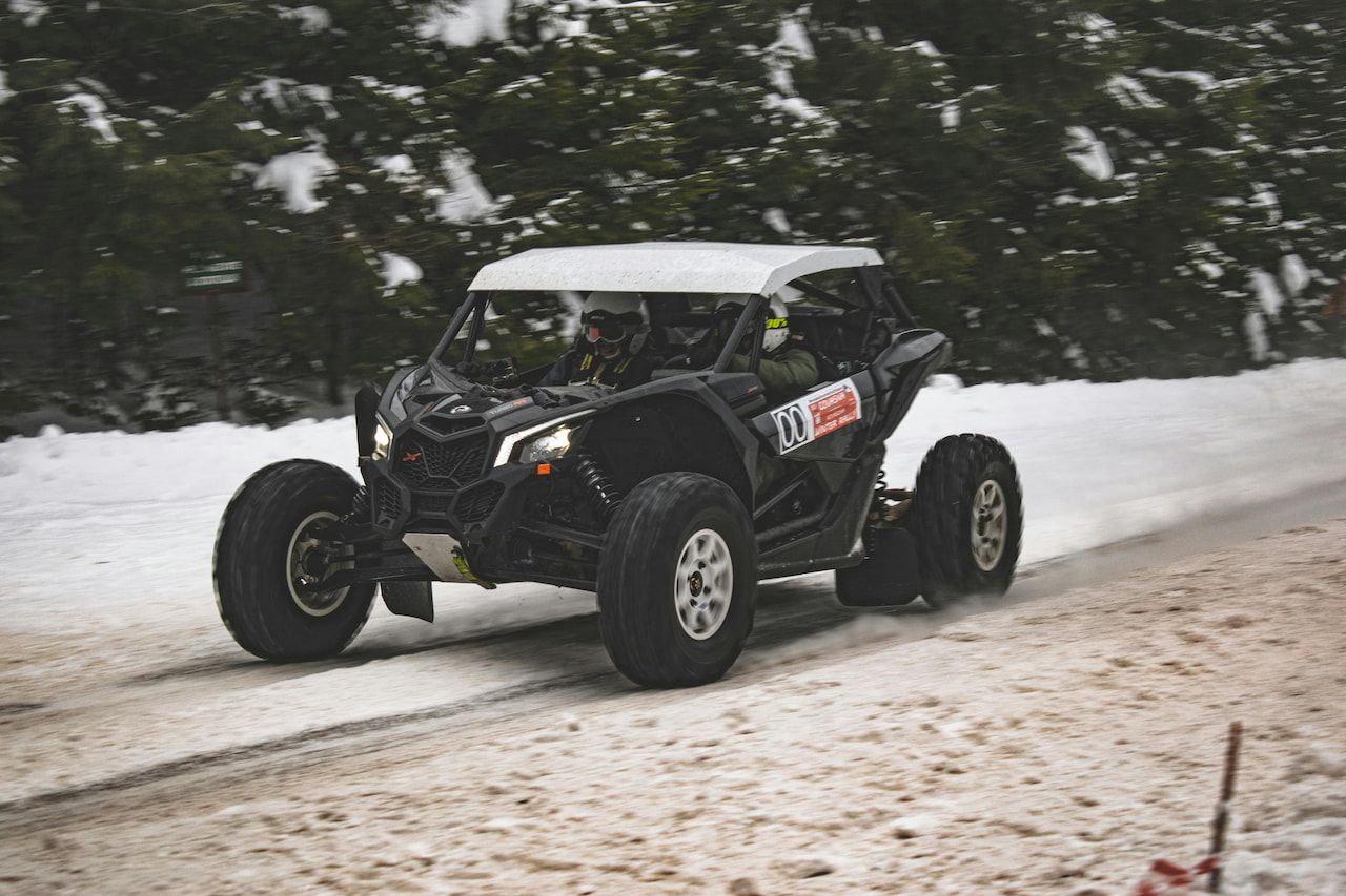 snow-and-ice-utv-riding Straight Blade or V Plow